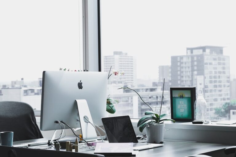 Moderner Büroarbeitsplatz für Microsoft Office und Windows