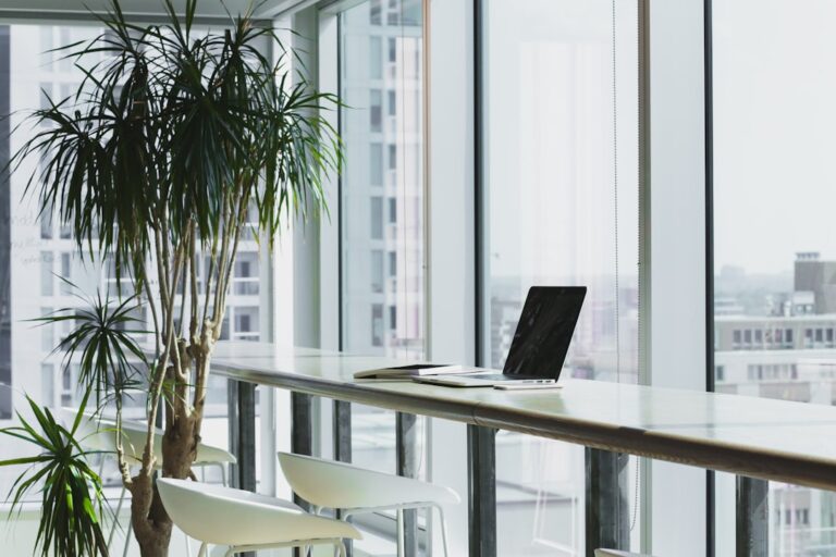 Moderner Arbeitsplatz für Windows 11 und produktives Arbeiten