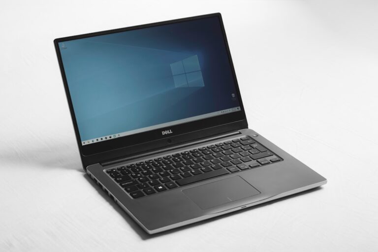 Windows Laptop im Büro für Windows 11 Pro