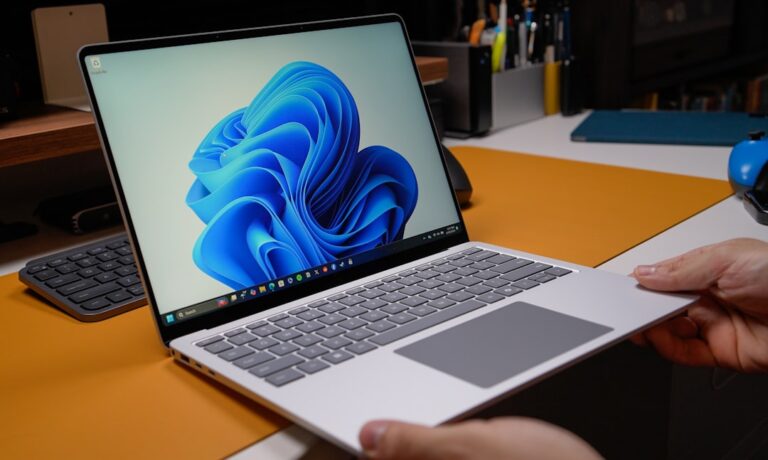 Laptop auf modernem Schreibtisch – Windows 11 Artikel